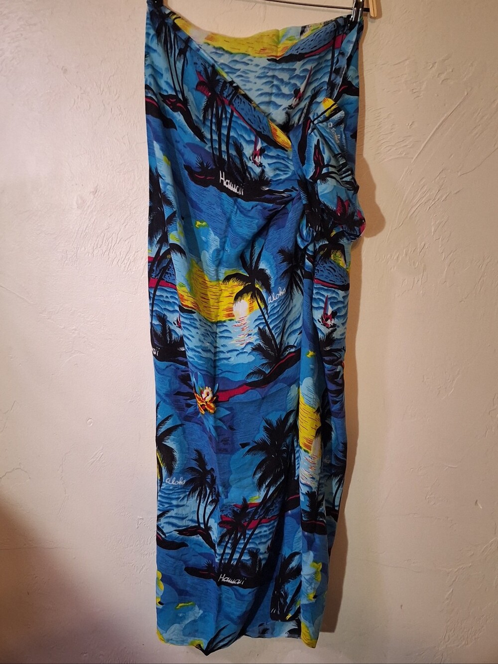 Roundy Bay one Size 100% Rayon Sarong/Cover-Up Tropical Print Hawaii
